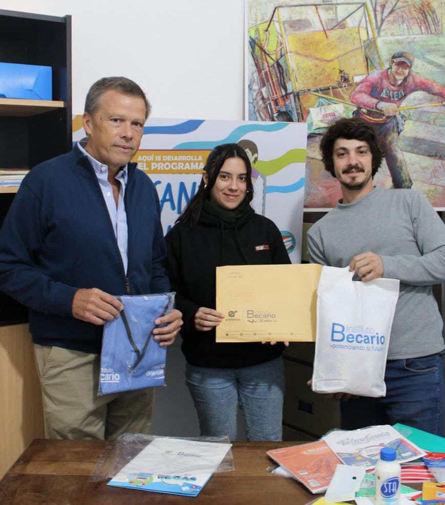 Martin entregó becas a alumnos avanzados de profesorado